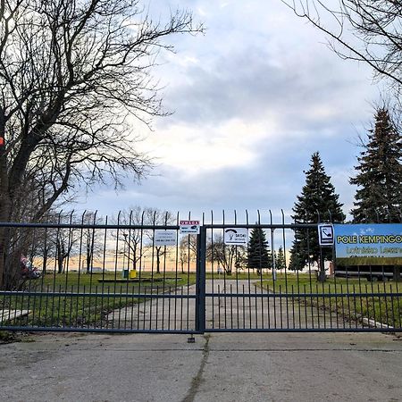 Baraczek Lotnisko Leszno Vandrarhem Leszno  Exteriör bild