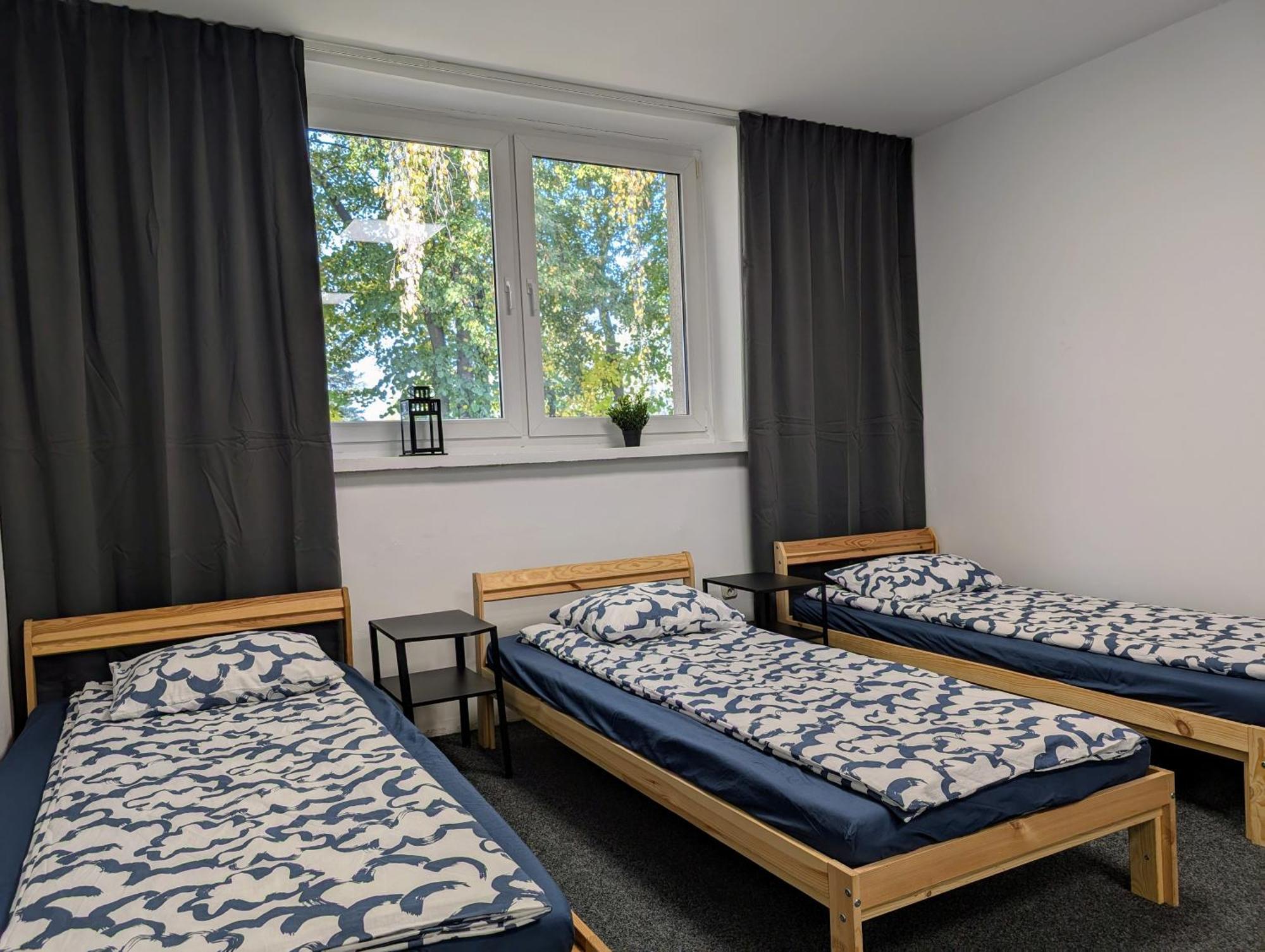 Baraczek Lotnisko Leszno Vandrarhem Leszno  Exteriör bild