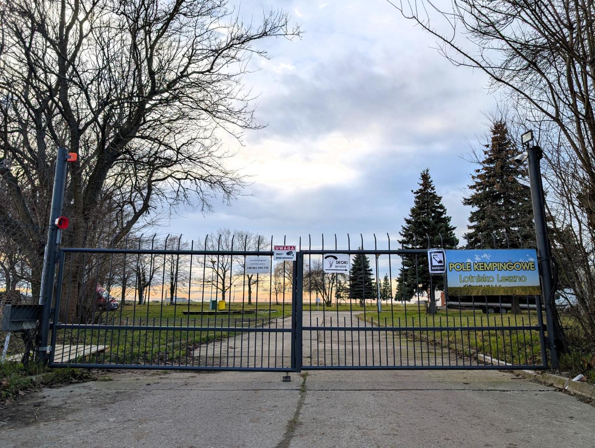 Baraczek Lotnisko Leszno Vandrarhem Leszno  Exteriör bild